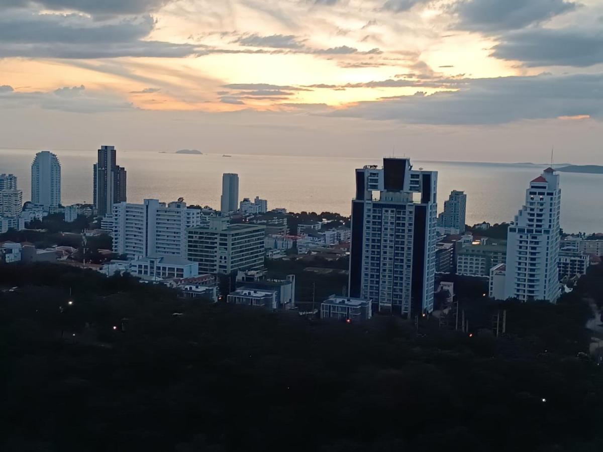 Unixx Condo Pattaya Near Walking Street Buitenkant foto